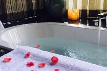 杭州临平区水疗池中的失重冥想：当身体学会漂浮